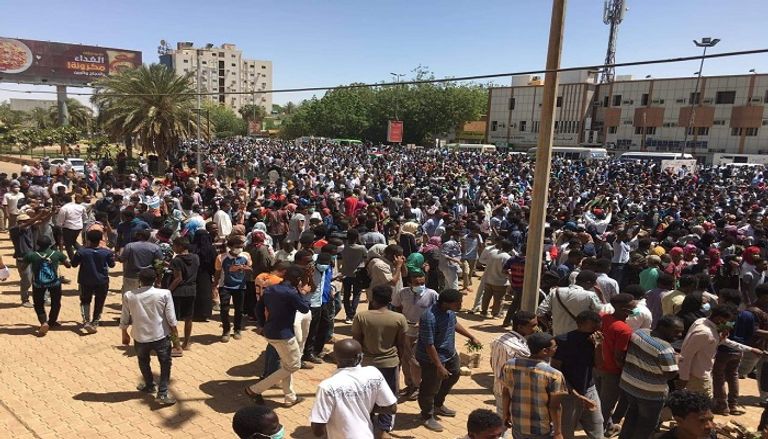 سودانيون يتجمعون أمام مقر قيادة الجيش حتى تنحي البشير