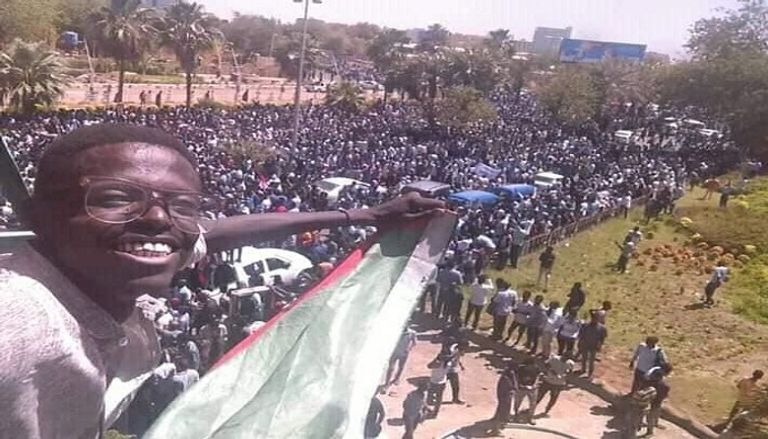 سودانيون يتجمعون أمام مقر قيادة الجيش حتى تنحي البشير