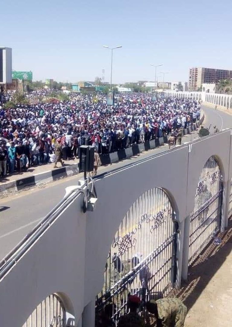 سودانيون يتجمعون أمام مقر قيادة الجيش حتى تنحي البشير