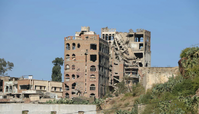 أحد المباني السكنية التي قصفتها مليشيا الحوثي بتعز اليمنية