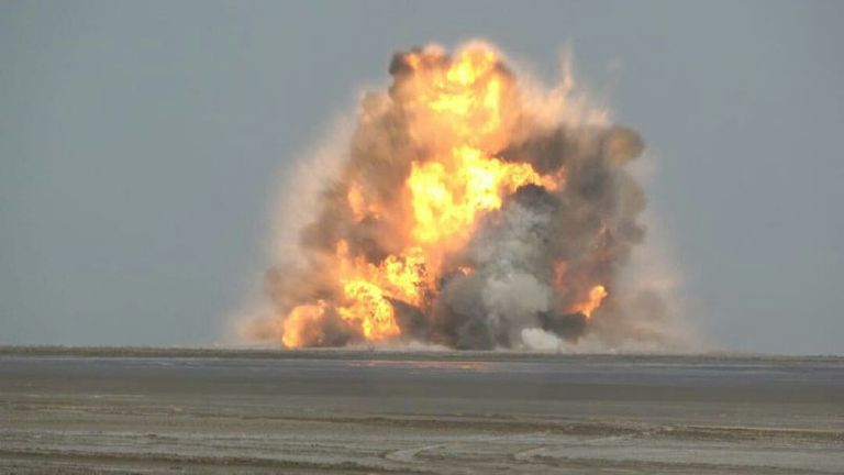 مليشيا الحوثي تدمر حاضر اليمن ومستقبله أحد المباني السكنية التي قصفتها مليشيا الحوثي بتعز اليمنية