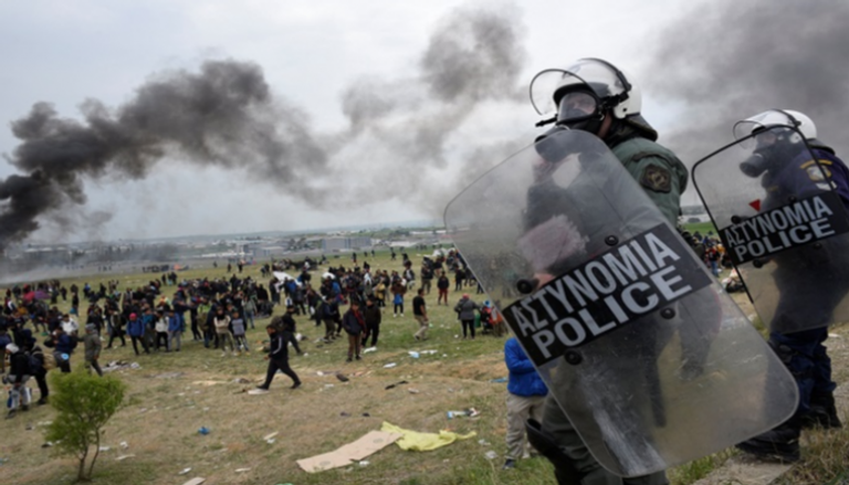 الشرطة اليونانية تشتبك مع مهاجرين على الحدود- رويترز