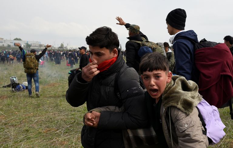 الشرطة اليونانية تشتبك مع مهاجرين على الحدود- رويترز