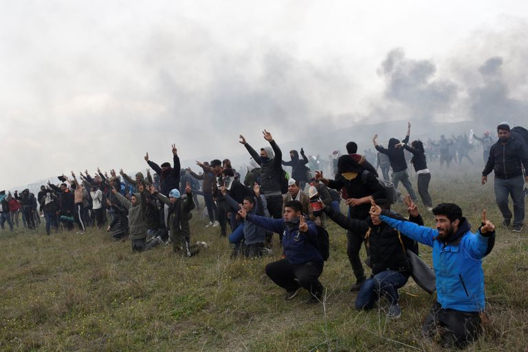 الشرطة اليونانية تشتبك مع مهاجرين على الحدود- رويترز