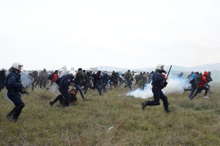 الشرطة اليونانية تشتبك مع مهاجرين على الحدود- رويترز