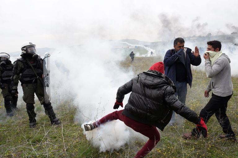 الشرطة اليونانية تشتبك مع مهاجرين على الحدود- رويترز