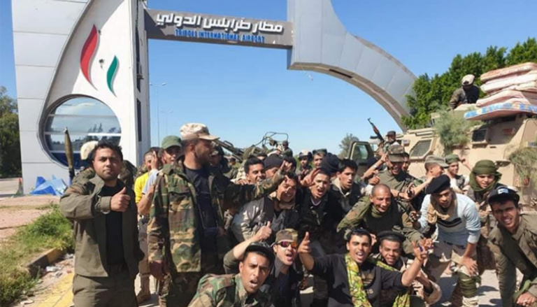قوات الجيش الليبي تحتفل بالسيطرة على مطار طرابلس
