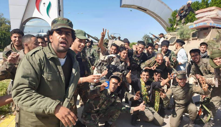 قوات الجيش الليبي تحتفل بالسيطرة على مطار طرابلس
