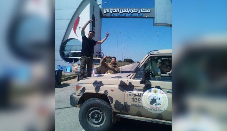 قوات الجيش الليبي تحتفل بالسيطرة على مطار طرابلس
