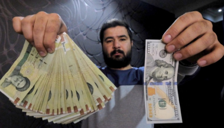 العملة الإيرانية تواصل انهيارها أمام الدولار الأمريكي