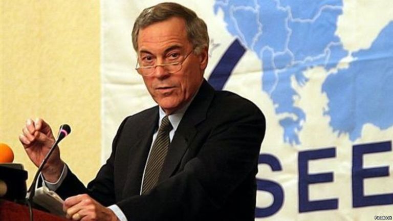 ستيف هانك الريال الإيراني يواصل الانهيار أمام الدولار الأمريكي