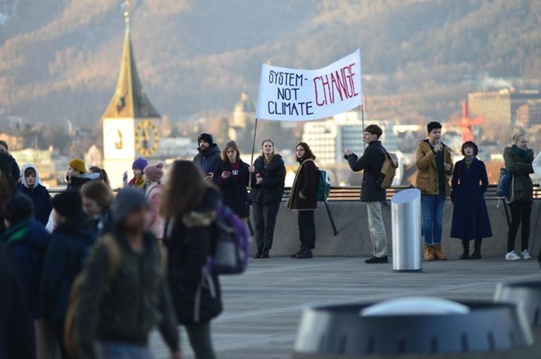 آلاف المتظاهرين في سويسرا يطالبون بتدابير لمواجهة التغير المناخي