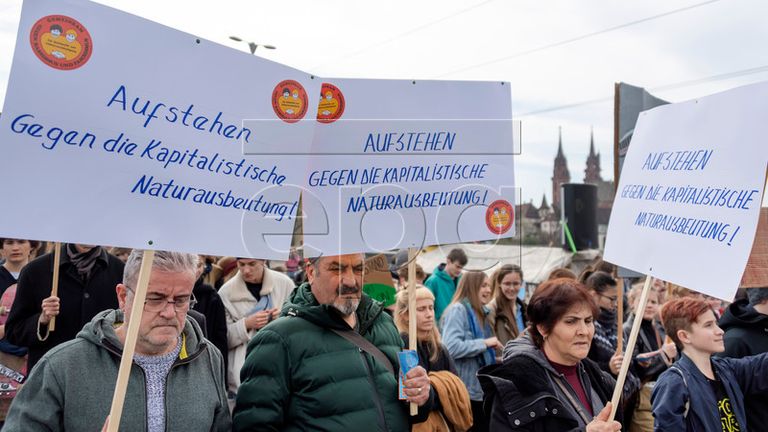 آلاف المتظاهرين في سويسرا يطالبون بتدابير لمواجهة التغير المناخي