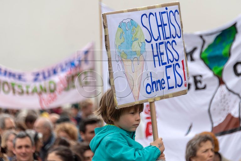 آلاف المتظاهرين في سويسرا يطالبون بتدابير لمواجهة التغير المناخي