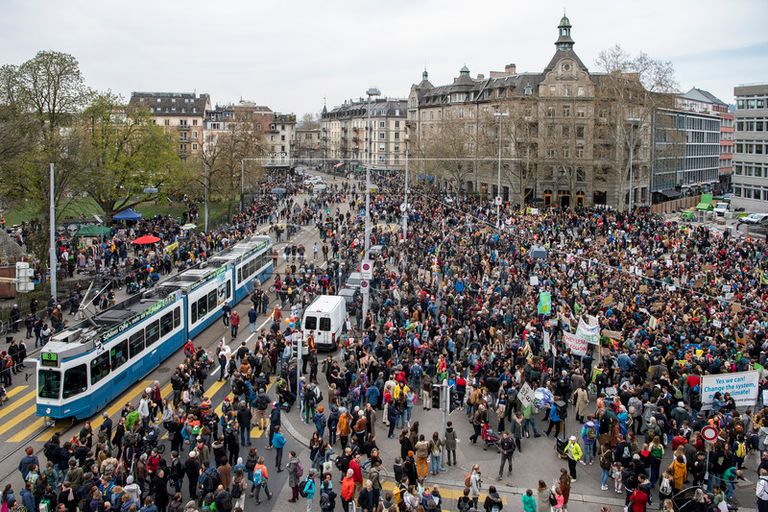 آلاف المتظاهرين في سويسرا يطالبون بتدابير لمواجهة التغير المناخي