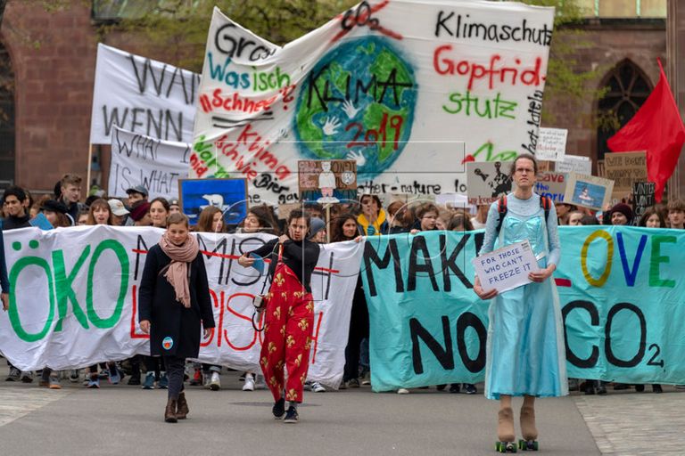 آلاف المتظاهرين في سويسرا يطالبون بتدابير لمواجهة التغير المناخي