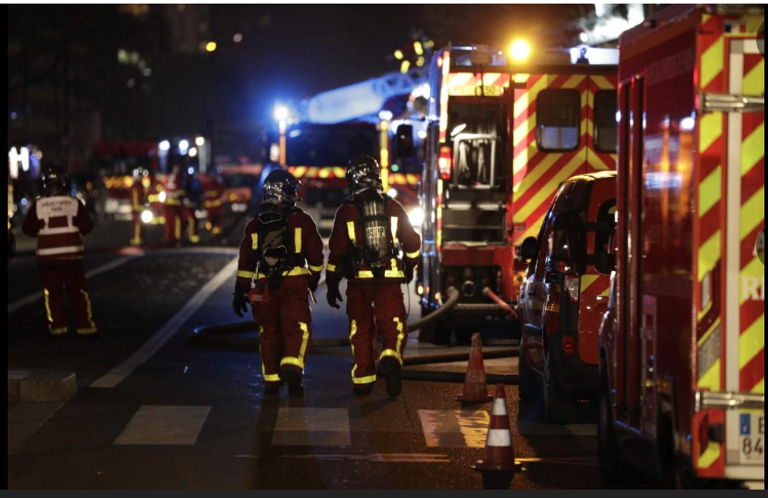 رجال الإطفاء عقب السيطرة على الحريق