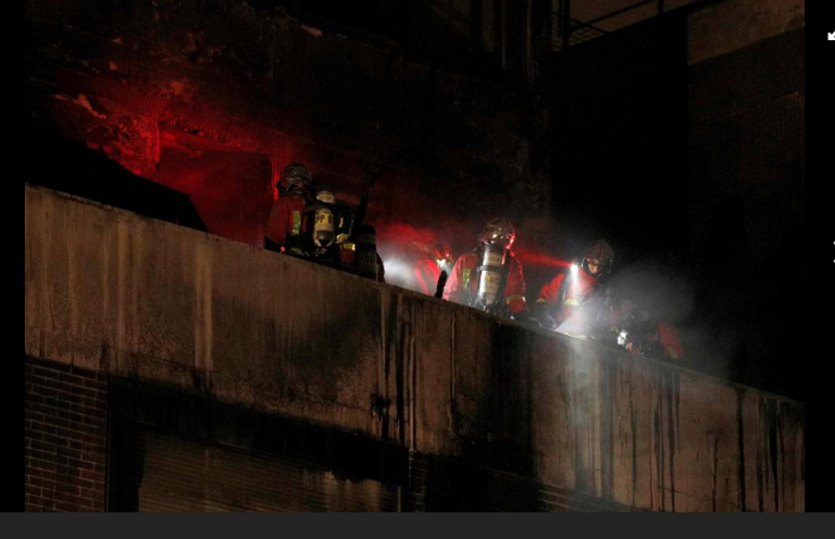 رجال الإطفاء عقب السيطرة على الحريق