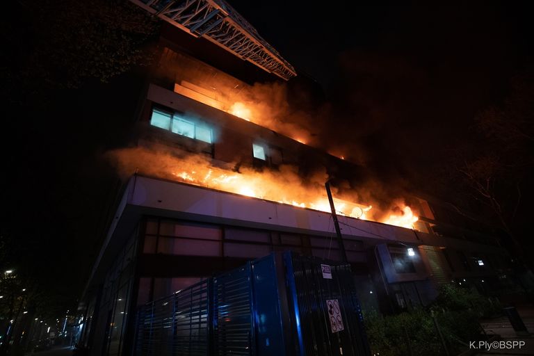 رجال الإطفاء عقب السيطرة على الحريق