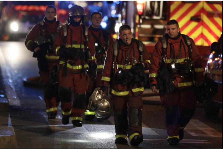 رجال الإطفاء عقب السيطرة على الحريق