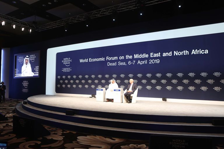 خالد الفالح وزير الطاقة السعودي في جلسة له خلال أعمال المنتدى الاقتصادي العالمي خالد الفالح: السعودية لن تتخلى عن صناعة النفط والغاز