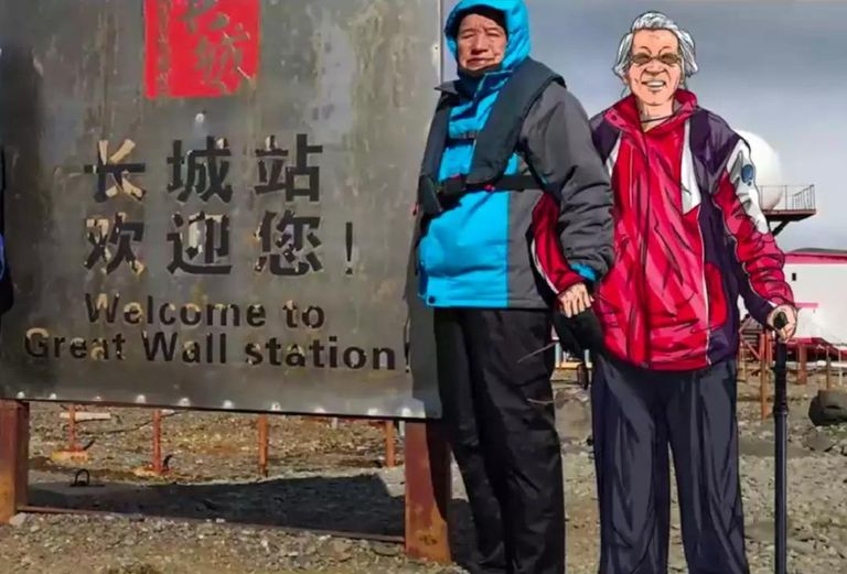 عجوز يسافر إلى القارة القطبية بصحبة صورة زوجة المتوفية