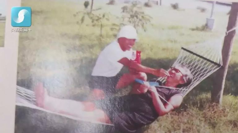 عجوز يسافر إلى القارة القطبية بصحبة صورة زوجة المتوفية