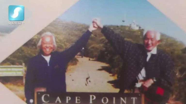 عجوز يسافر إلى القارة القطبية بصحبة صورة زوجة المتوفية