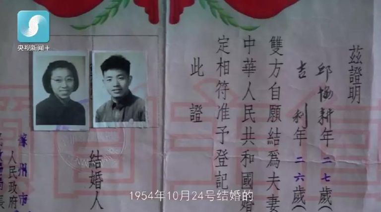 عجوز يسافر إلى القارة القطبية بصحبة صورة زوجة المتوفية