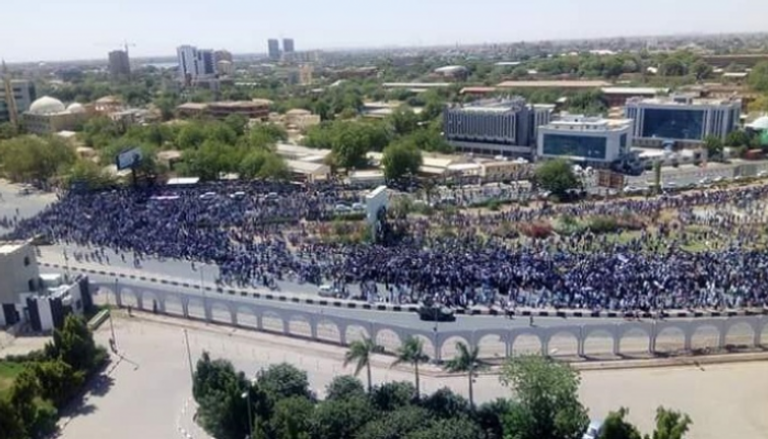 آلاف السودانيين يتظاهرون أمام مقر قيادة الجيش