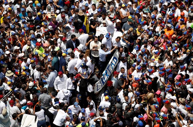 مسيرة في كاراكاس ضد الرئيس الفنزويلي نيكولاس مادورو - رويترز