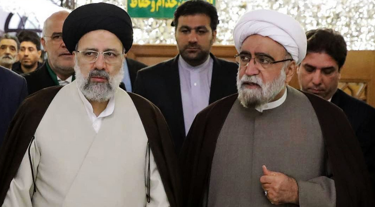 من اليمين: أحمد مروي وإبراهيم رئيسي أحمد مروي يقدم التحية لمرشده علي خامنئي