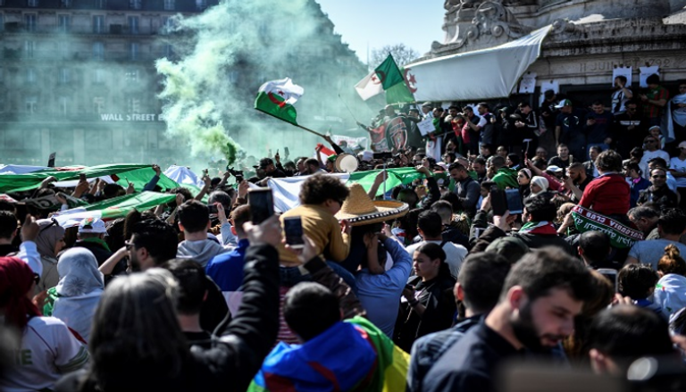 مظاهرة الجالية الجزائرية في باريس - الفرنسية 