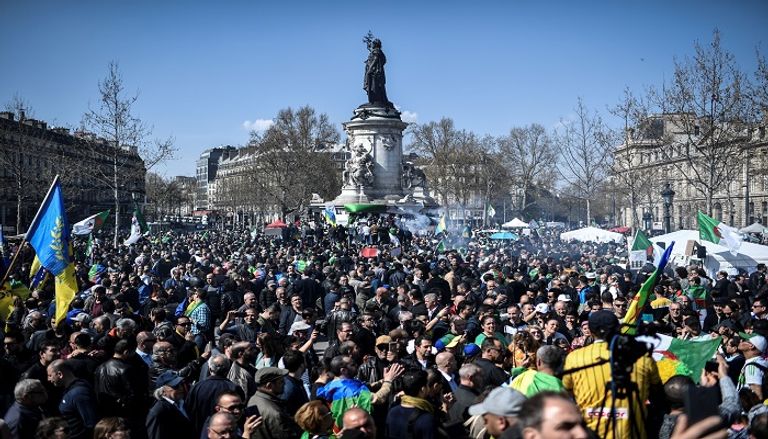 مظاهرة الجالية الجزائرية في باريس - الفرنسية