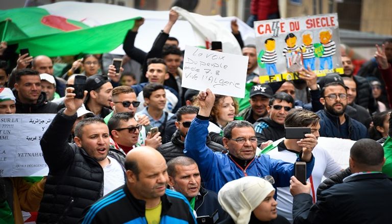 مظاهرة الجالية الجزائرية في باريس - الفرنسية