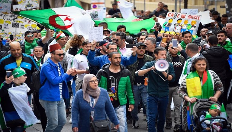 مظاهرة الجالية الجزائرية في باريس - الفرنسية