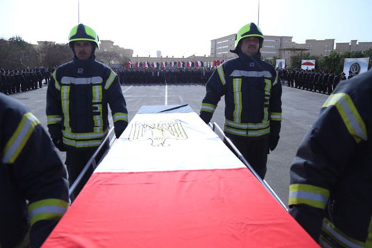 جنازة عسكرية مهيبة لشهيد الشرطة المصرية الصلاة على جثمان شهيد الشرطة المصرية النقيب ماجد عبدالرازق