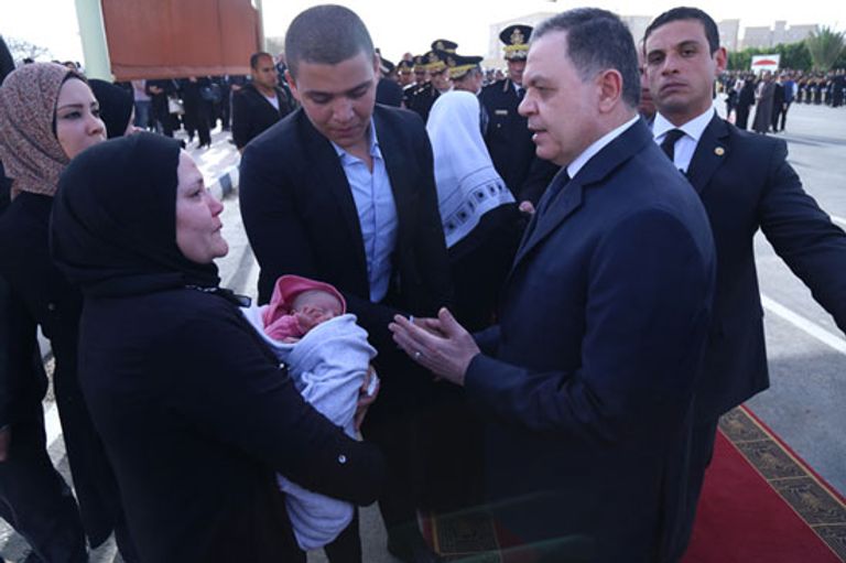 جنازة عسكرية مهيبة لشهيد الشرطة المصرية الصلاة على جثمان شهيد الشرطة المصرية النقيب ماجد عبدالرازق