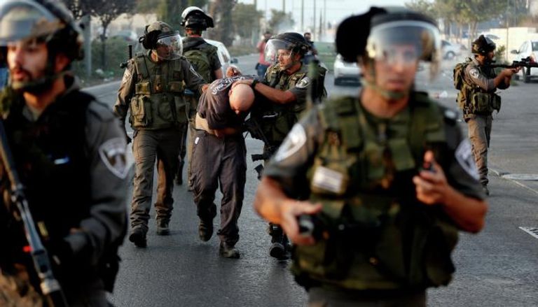عملية اعتقال لأحد الفلسطينيين في الضفة الغربية - أرشيفية