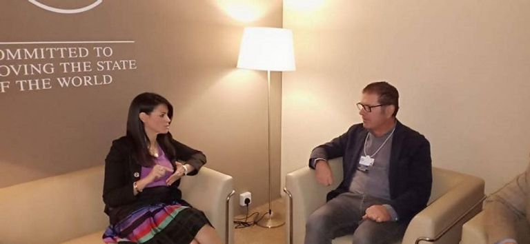 وزيرة السياحة المصرية خلال لقائها بمسؤول من شركة جوجل سياح بمنطقة أهرامات الجيزة - أرشيف