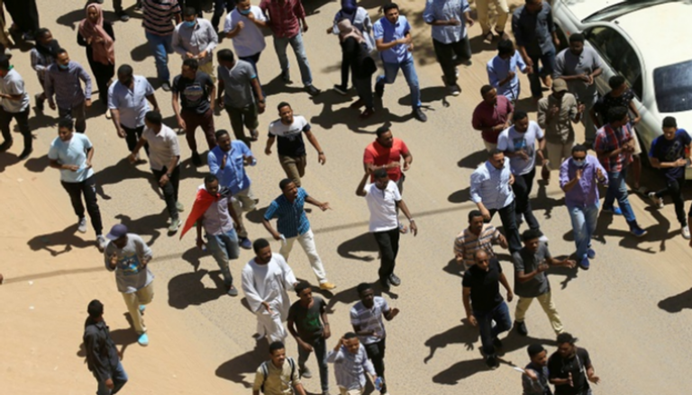 المحتجون أمام مقر وزارة الدفاع السودانية - رويترز