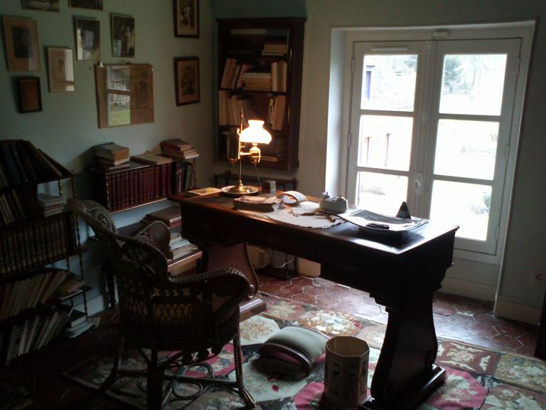 "العريش الخشبي" بمنزل الشاعر آراجون يفتح أبوابه للمبدعين من جديد