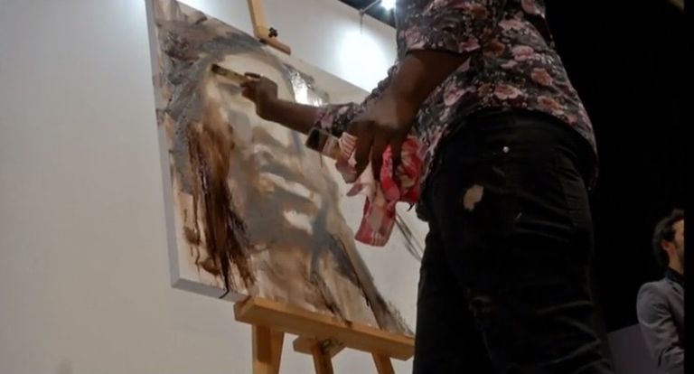 فنان زامبي يبهر زوار 