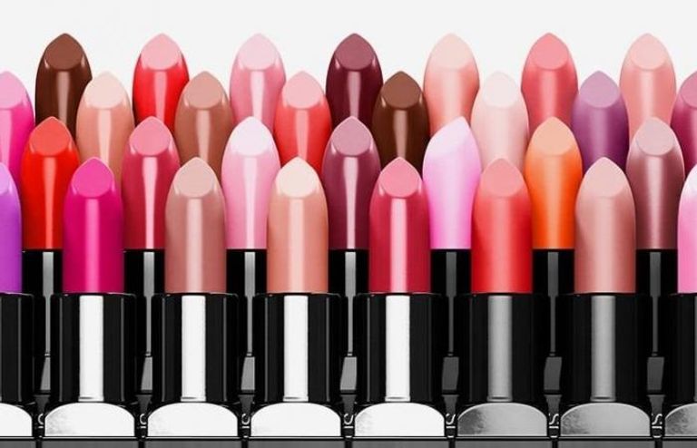 4 مستحضرات تجميل أساسية للمراهقات.. أبرزها الماسكارا