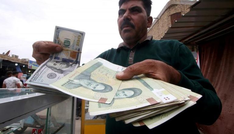 العملة الإيرانية تواصل تراجعها أمام الدولار الأمريكي