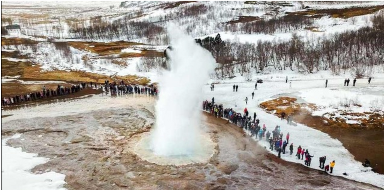 آيسلندا تمتاز بظهور الشفق القطبي لقربها من القطب الشمالي
