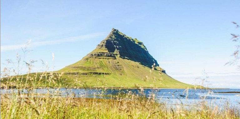 آيسلندا تمتاز بظهور الشفق القطبي لقربها من القطب الشمالي