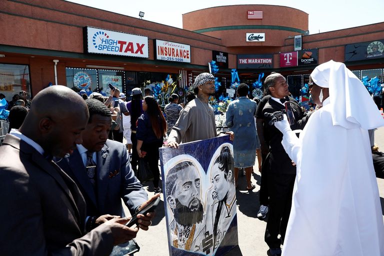 عشاق هاسل يضعون الورود والشموع حدادا على مقتله