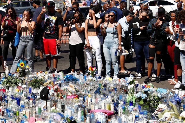 عشاق هاسل يضعون الورود والشموع حدادا على مقتله