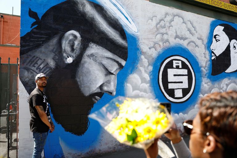 عشاق هاسل يضعون الورود والشموع حدادا على مقتله